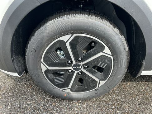 New 2026 Kia Niro EX FWD image 9