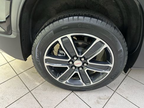 Certified 2023 GMC Acadia SLT w/ Technology Package AWD/4WD image 15
