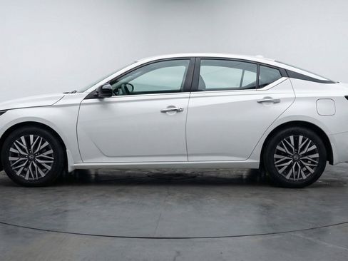 Used 2025 Nissan Altima 2.5 SV FWD image 4