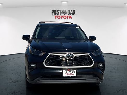 Used 2023 Toyota Highlander XLE image 2