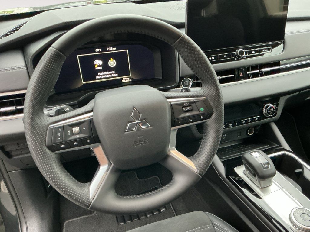 Used 2025 Mitsubishi Outlander SE FWD image 12