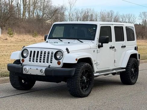 Used 2013 Jeep Wrangler Unlimited Sahara w/ Dual Top Group AWD/4WD image 10