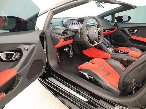 Used 2022 Lamborghini Huracan EVO image 14