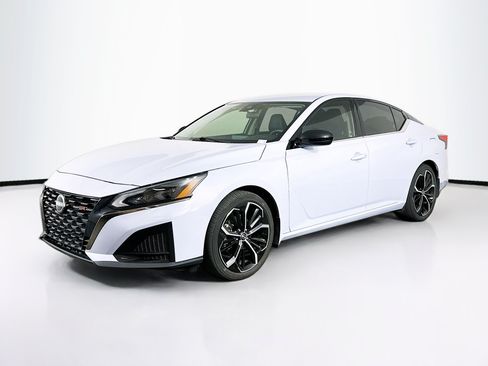 Used 2024 Nissan Altima 2.5 SR FWD image 3