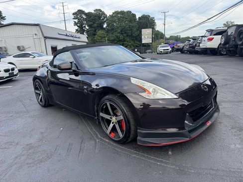 Used 2010 Nissan 370Z Touring RWD image 3