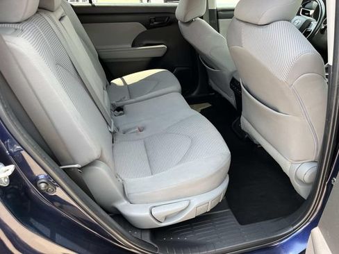 Used 2022 Toyota Highlander LE AWD/4WD image 25