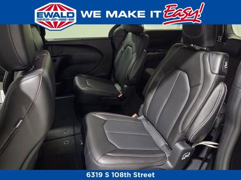 New 2026 Chrysler Pacifica Select image 9