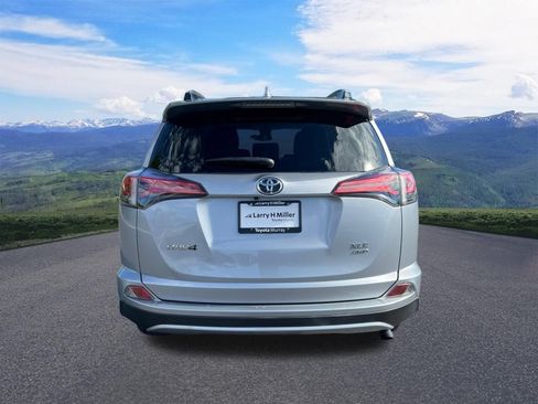 Used 2018 Toyota RAV4 XLE AWD/4WD image 4