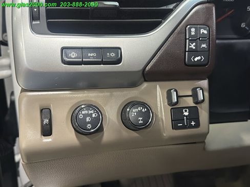 Used 2018 Chevrolet Suburban Premier image 32