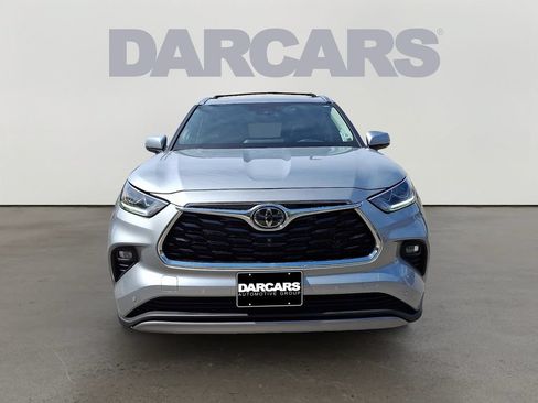 Used 2024 Toyota Highlander Platinum AWD/4WD image 2