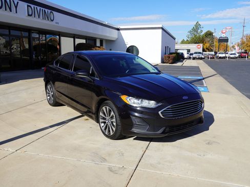 Used 2019 Ford Fusion SE image 2