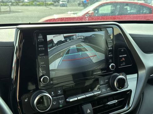 Used 2021 Toyota Highlander XLE image 20