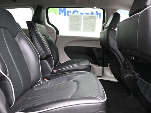 Used 2023 Chrysler Pacifica Limited FWD image 8