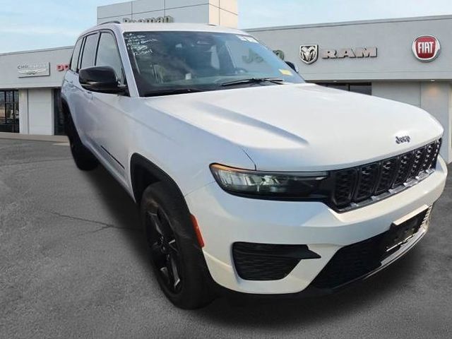 Used 2023 Jeep Grand Cherokee Altitude AWD/4WD image 2