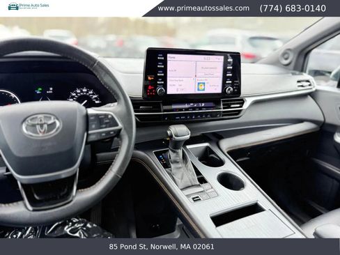 Used 2022 Toyota Sienna XLE Woodland Edition AWD/4WD image 19