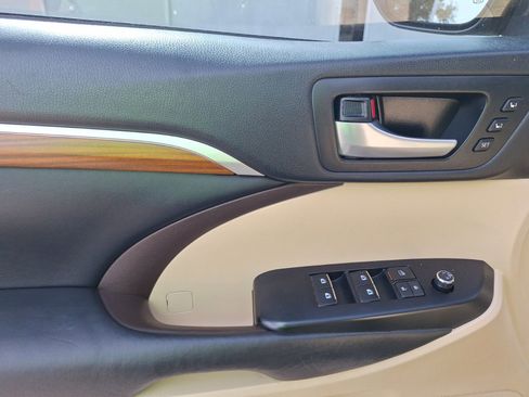 Used 2018 Toyota Highlander Limited Platinum image 16