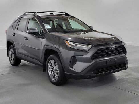 Used 2022 Toyota RAV4 XLE w/ Convenience Package FWD image 2