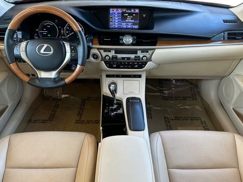 Used 2014 Lexus ES 300h w/ Luxury Package w/Bamboo Trim FWD image 3
