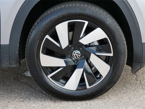 Certified 2024 Volkswagen Atlas Cross Sport SE w/ Panoramic Sunroof Package image 9