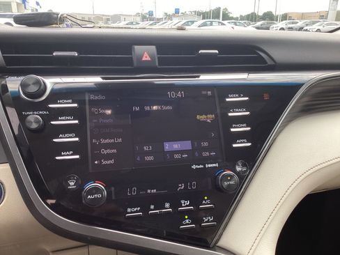 Used 2020 Toyota Camry XLE FWD image 17
