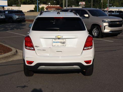 Used 2022 Chevrolet Trax LT w/ LT Convenience Package AWD/4WD image 9