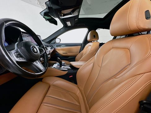 Used 2022 BMW 530e xDrive w/ Premium Package image 17