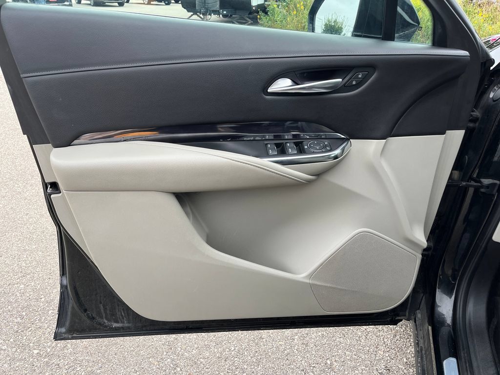 Used 2020 Cadillac XT4 Luxury w/ Cold Weather Package FWD image 13