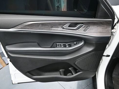 Used 2023 Jeep Grand Cherokee Limited AWD/4WD image 11