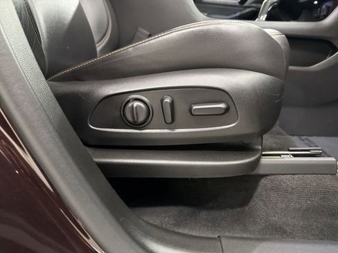 Used 2020 Chevrolet Traverse LT image 22