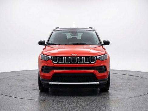 Used 2025 Jeep Compass Limited AWD/4WD image 2