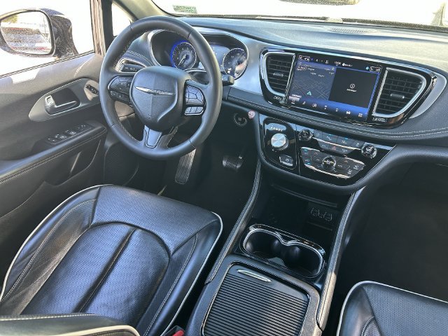 Used 2025 Chrysler Pacifica Limited FWD image 16