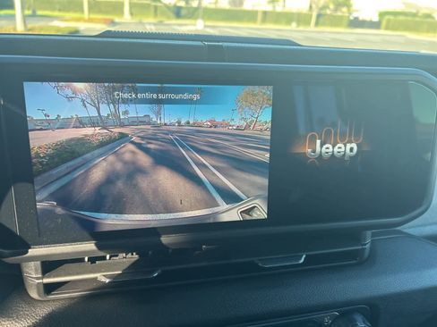 Used 2025 Jeep Gladiator Sport image 32