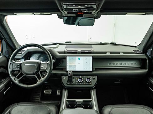 Used 2025 Land Rover Defender 130 V8 AWD/4WD image 4