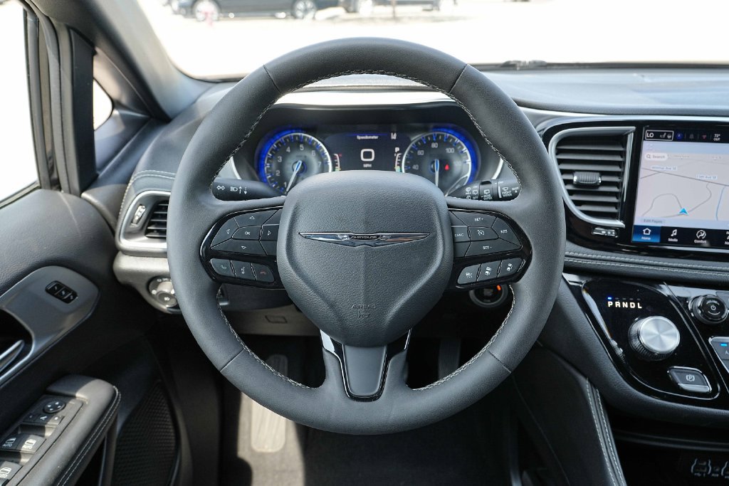 Used 2025 Chrysler Pacifica Limited FWD image 33