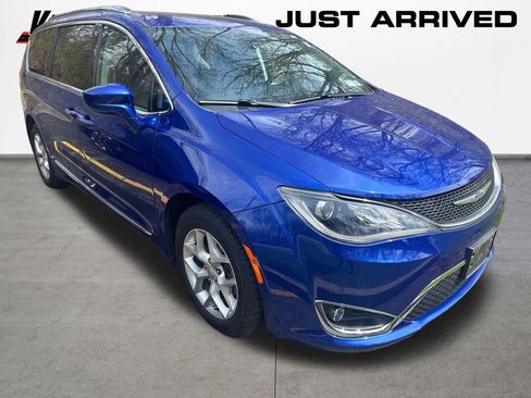 Used 2020 Chrysler Pacifica Touring-L w/ Tire & Wheel Group FWD image 3
