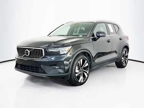 Used 2025 Volvo XC40 B5 Plus image 3