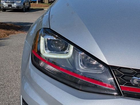 Used 2017 Volkswagen GTI SE image 10