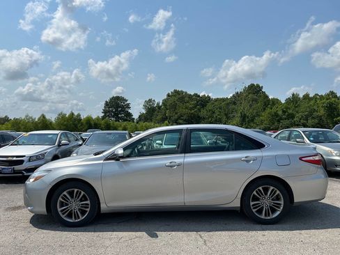 Used 2017 Toyota Camry SE image 3