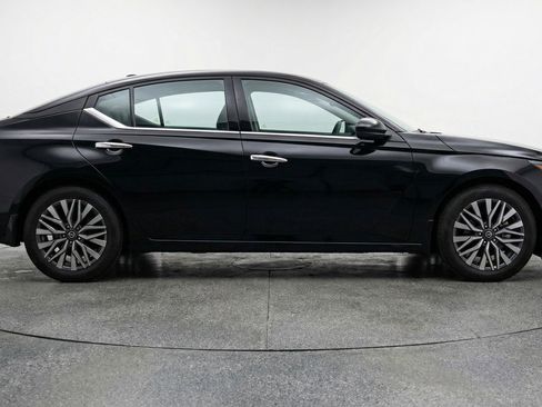 Used 2025 Nissan Altima 2.5 SV FWD image 11