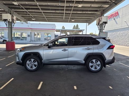 Used 2025 Toyota RAV4 XLE AWD/4WD image 4
