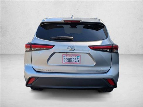 Used 2022 Toyota Highlander XLE AWD/4WD image 7