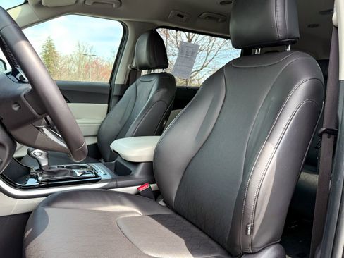 Used 2024 Kia Carnival EX FWD image 16