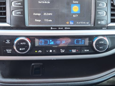 Used 2018 Toyota Highlander XLE w/ Carpet Mat Package (TMS) AWD/4WD image 14