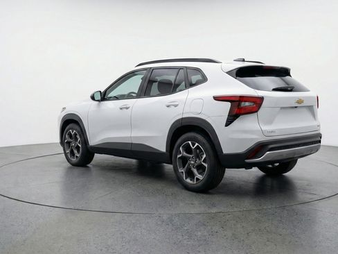 Used 2025 Chevrolet Trax LT w/ LT Convenience Package image 6