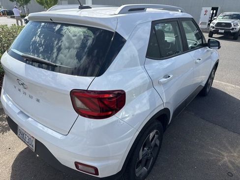 Used 2023 Hyundai Venue SEL image 5