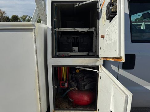 Used 2014 Ford F550 4x4 Regular Cab Super Duty image 17