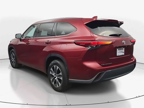 Used 2021 Toyota Highlander XLE image 7