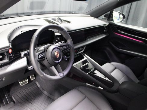 Certified 2025 Porsche Macan Electric image 4