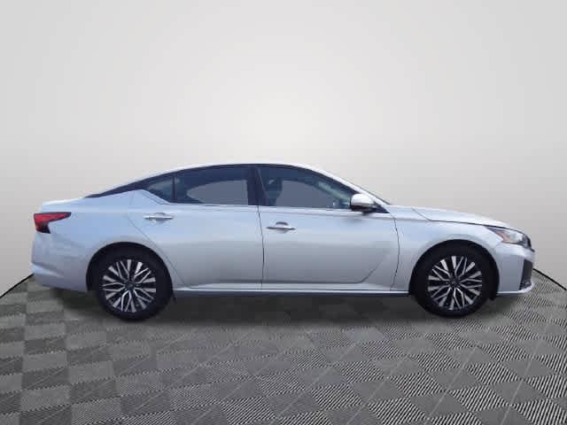 Used 2023 Nissan Altima 2.5 SV FWD image 2