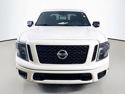 Used 2018 Nissan Titan SV w/ SV Convenience Package image 2